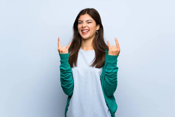 Teenager Mädchen Über Blaue Wand Mit Rock Geste — Stockfoto
