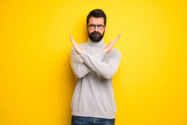 Hombre Con Barba Cuello Alto Haciendo Gesto — Foto de Stock