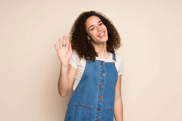 Mulher Dominicana Com Macacão Saudando Com Mão Com Expressão Feliz — Fotografia de Stock