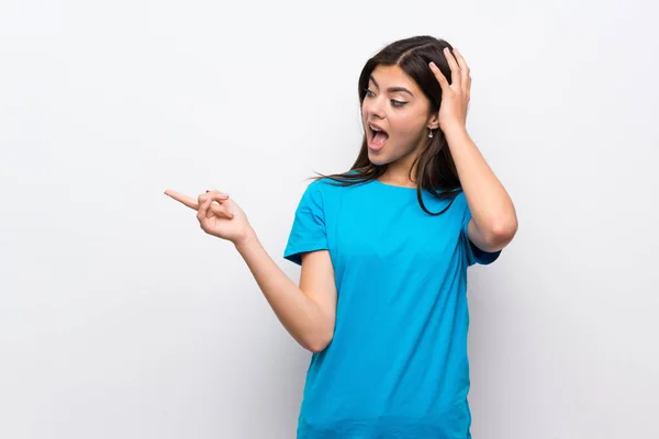 Menina Adolescente Com Camisa Azul Surpreso Apontando Dedo Para Lado — Fotografia de Stock