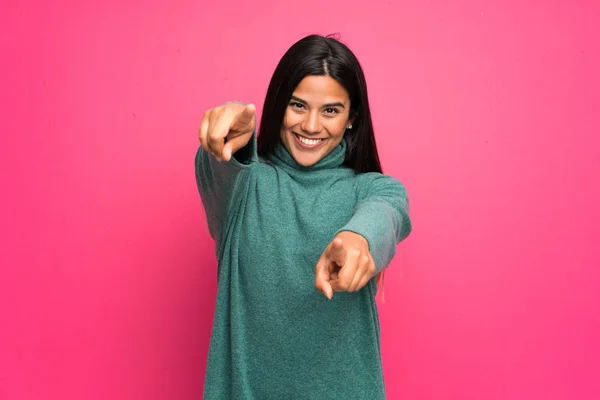 Jovem Colombiana Com Suéter Verde Aponta Dedo Para Você Enquanto — Fotografia de Stock