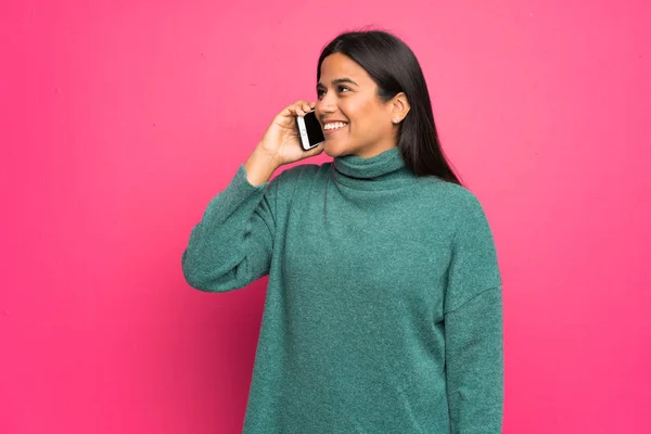 Joven Colombiana Con Suéter Verde Manteniendo Una Conversación Con Teléfono — Foto de Stock