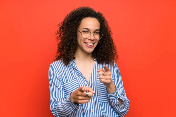 Mujer Dominicana Sobre Pared Roja Señala Dedo Usted —  Fotos de Stock