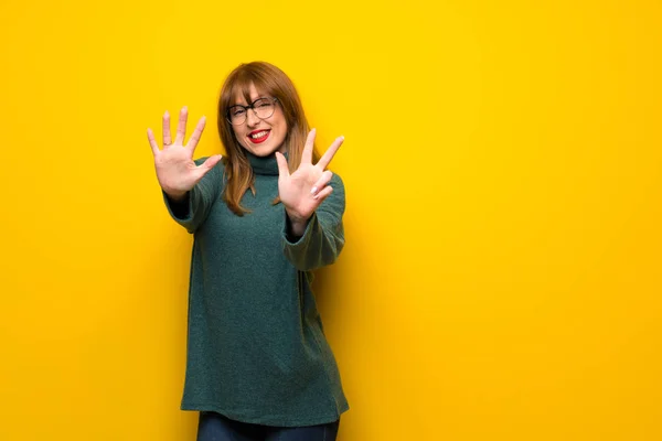 Vrouw Met Bril Gele Muur Acht Met Vingers Tellen — Stockfoto