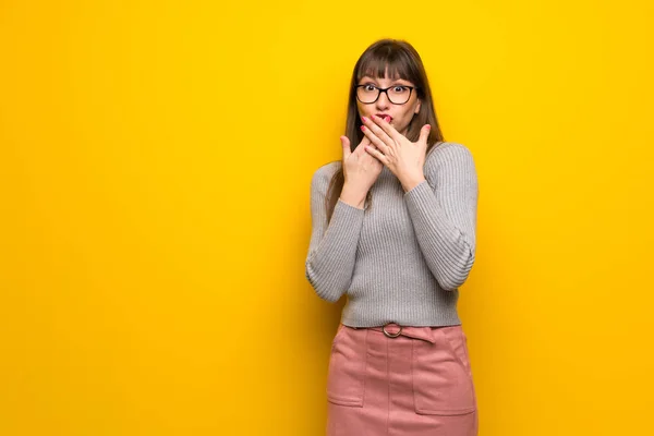 Žena Brýlemi Přes Žlutou Zeď Pokrývající Ústa Rukama Říkám Něco — Stock fotografie