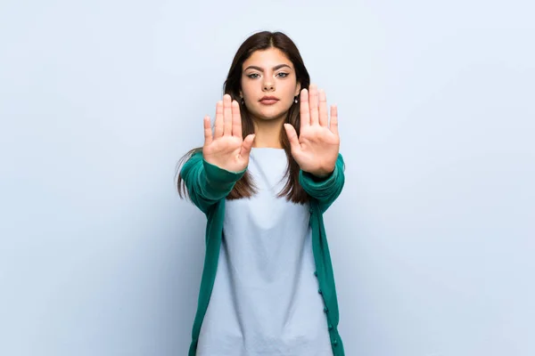 Teenager Mädchen Über Blaue Mauer Macht Stop Geste Und Enttäuscht — Stockfoto