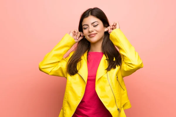 Ragazza Adolescente Oltre Muro Rosa Frustrato Coprendo Orecchie — Foto Stock