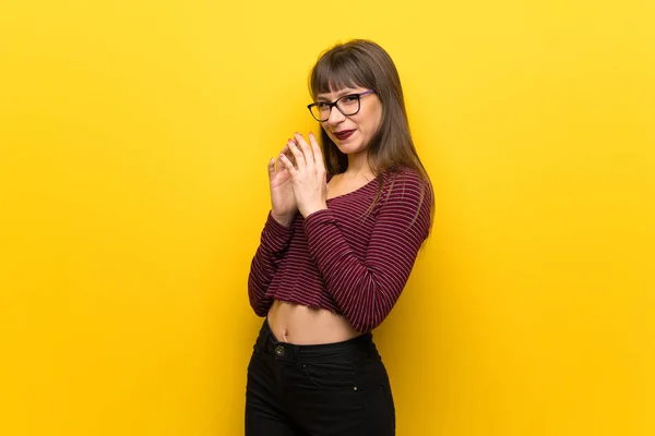 Kobieta Okularach Żółtej Ścianie Coś Kombinuje — Zdjęcie stockowe