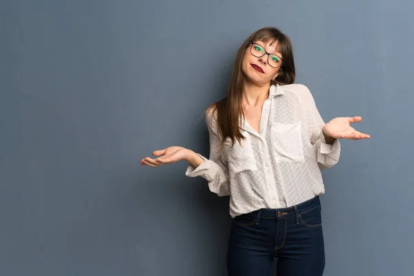 Mujer Con Gafas Sobre Pared Azul Haciendo Gesto Sin Importancia — Foto de Stock