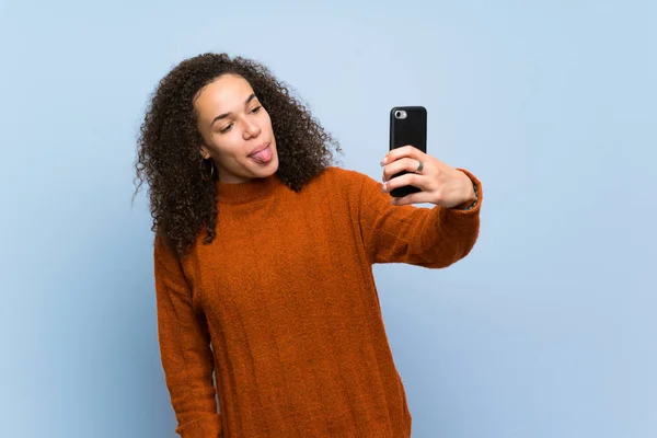 Dominikai Göndör Haja Ami Egy Selfie — Stock Fotó