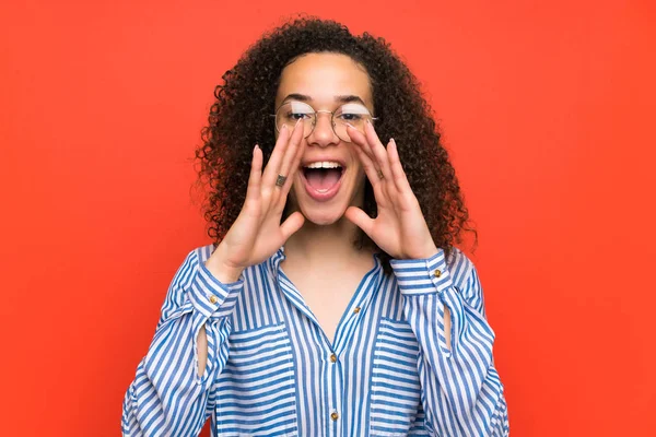 Dominican Woman Red Wall Shouting Mouth Wide Open — Stock Photo, Image