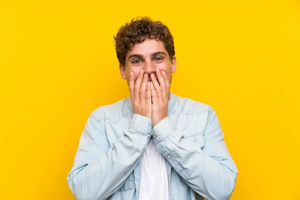 Homem Loiro Sobre Parede Amarela Isolada Com Expressão Facial Surpresa — Fotografia de Stock