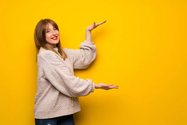 Roodharige Vrouw Gele Muur Bedrijf Copyspace Plaatsen Van Een Advertentie — Stockfoto