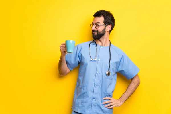 Cirujano Médico Hombre Sosteniendo Una Taza Café Caliente —  Fotos de Stock