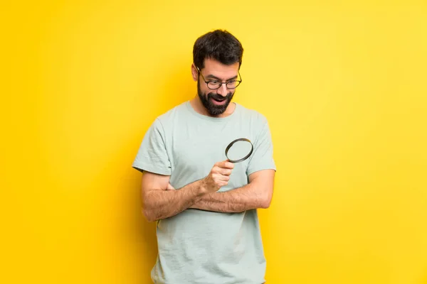 Homem Com Barba Camisa Verde Segurando Uma Lupa — Fotografia de Stock