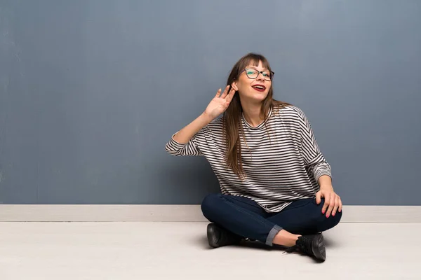 Bir Şey Kulak Koyarak Dinleme Katta Oturan Gözlüklü Kadın — Stok fotoğraf