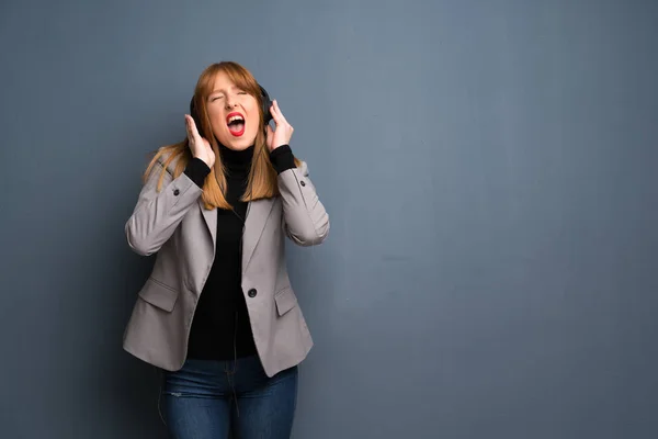Κοκκινομάλλης Γυναίκα Των Επιχειρήσεων Ακούτε Μουσική Ακουστικά — Φωτογραφία Αρχείου