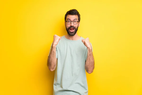 Homme Barbe Chemise Verte Célébrant Une Victoire Position Gagnante — Photo