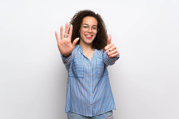 Mulher Dominicana Com Camisa Listrada Contando Seis Com Dedos — Fotografia de Stock