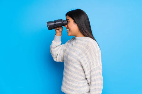 Joven Colombiana Con Suéter Mirando Distancia Con Prismáticos —  Fotos de Stock