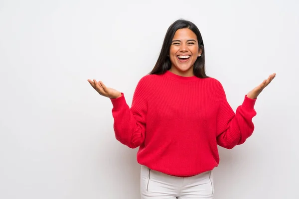 Jovem Colombiana Com Camisola Vermelha Sorrindo Muito — Fotografia de Stock