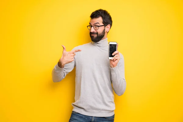 Homem Com Barba Gola Alta Feliz Apontando Celular — Fotografia de Stock