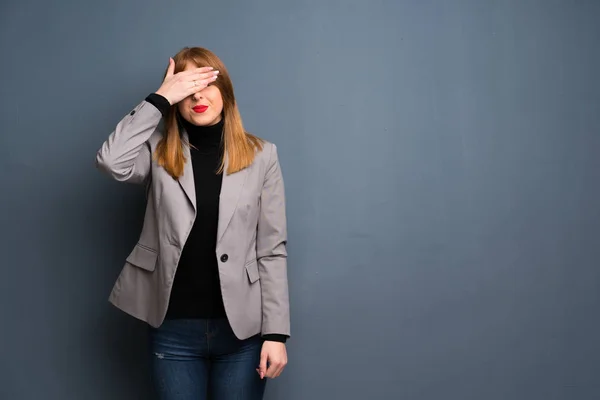 Rothaarige Geschäftsfrau Die Die Augen Mit Den Händen Bedeckt Ich — Stockfoto