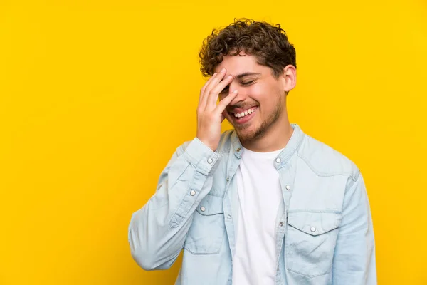 Blonder Mann Über Einsame Gelbe Wand Lacht — Stockfoto