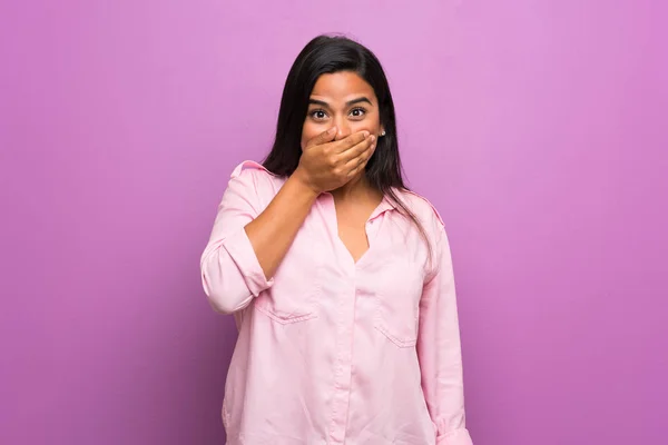 Joven Colombiana Sobre Pared Púrpura Cubriendo Boca Con Las Manos —  Fotos de Stock