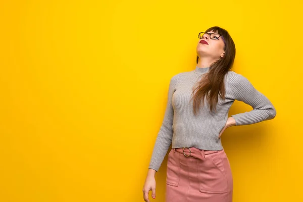 Sarı Duvarın Üzerinde Gözlüklü Bir Kadın Gayret Gösterdiği Için Sırt — Stok fotoğraf