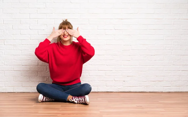 Mujer Pelirroja Sentada Suelo Cubriendo Los Ojos Con Las Manos — Foto de Stock