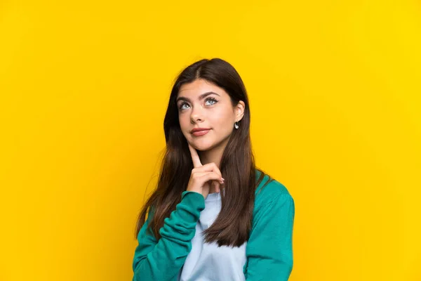 Teenager Mädchen Über Gelbe Wand Denkt Sich Eine Idee Aus — Stockfoto