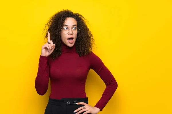 Mujer Dominicana Con Suéter Cuello Alto Pensando Una Idea Apuntando — Foto de Stock