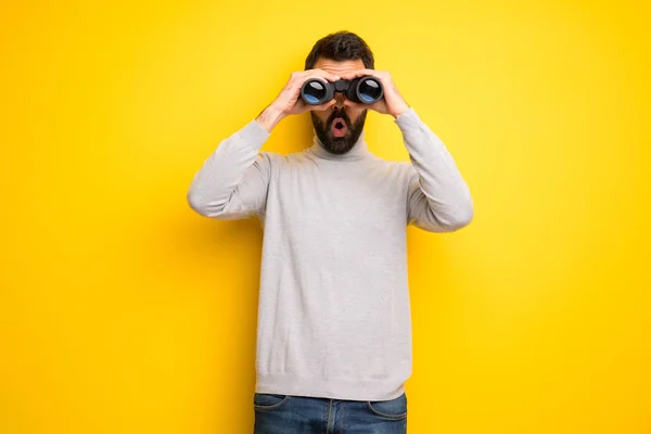 Man Met Baard Coltrui Kijken Verte Met Verrekijker — Stockfoto