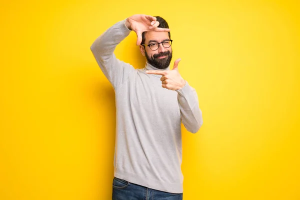 Hombre Con Barba Cuello Alto Enfocando Cara Símbolo Encuadre —  Fotos de Stock