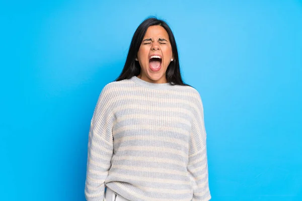 Jovem Colombiana Com Suéter Gritando Para Frente Com Boca Bem — Fotografia de Stock