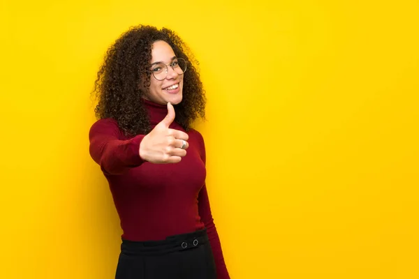 Mujer Dominicana Con Suéter Cuello Alto Dando Gesto Pulgar Hacia — Foto de Stock