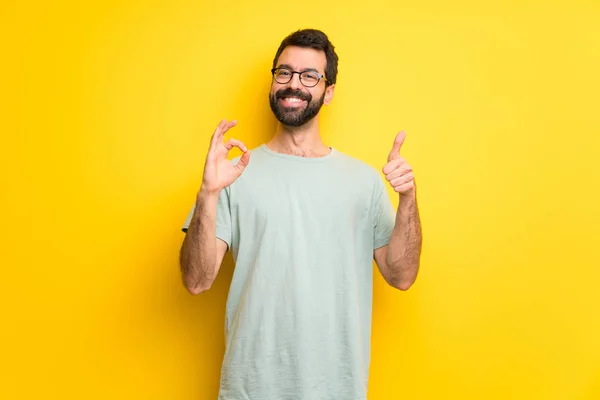 Hombre Con Barba Camisa Verde Mostrando Signo Con Dando Gesto — Foto de Stock