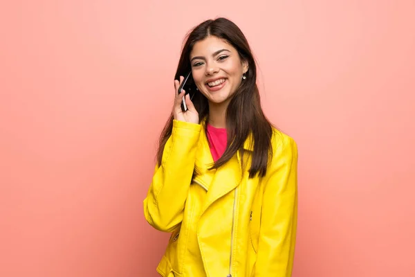 Ragazza Adolescente Oltre Muro Rosa Mantenere Una Conversazione Con Telefono — Foto Stock