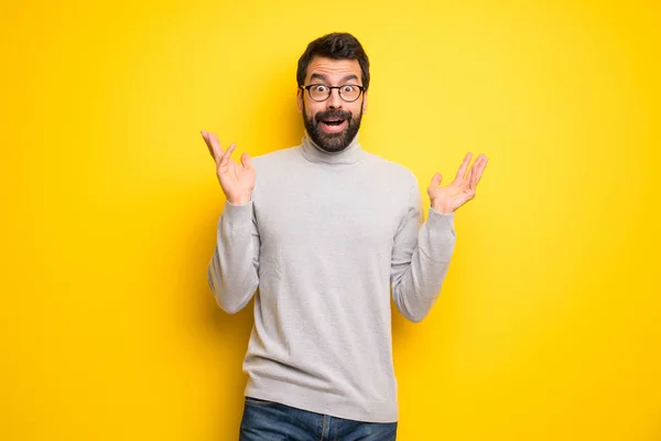 Man Met Baard Coltrui Met Verbazing Geschokte Gezichtsuitdrukking — Stockfoto