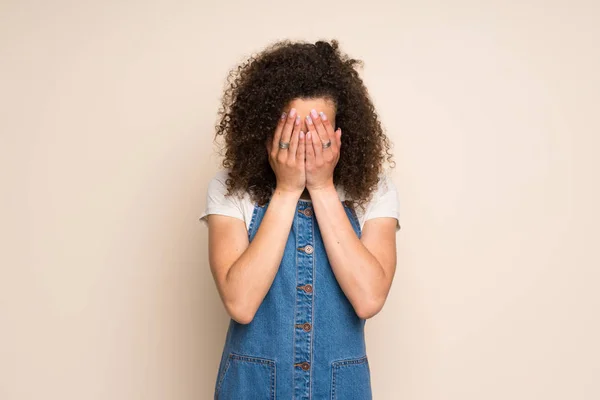 Femme Dominicaine Avec Salopettes Avec Expression Fatiguée Malade — Photo