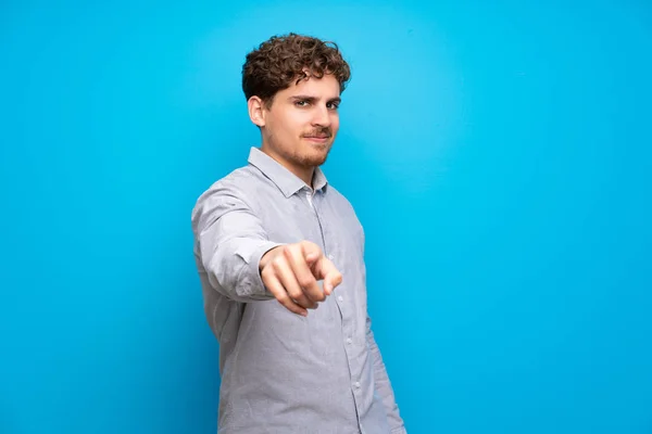 Homem Loiro Sobre Azul Parede Aponta Dedo Para Você Com — Fotografia de Stock