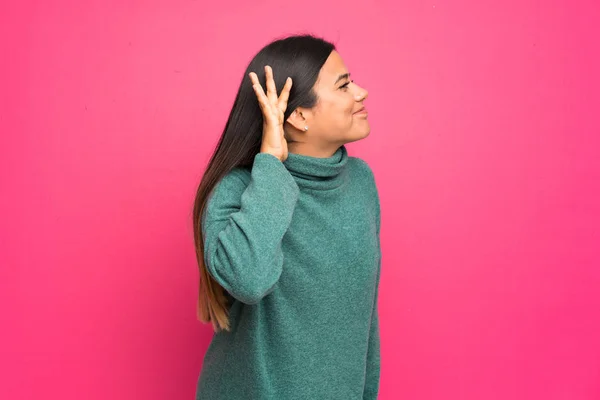 Joven Colombiana Con Suéter Verde Escuchando Algo Poniendo Mano Oreja —  Fotos de Stock