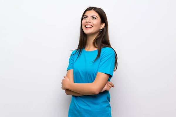 Adolescente Chica Con Camisa Azul Mirando Hacia Arriba Mientras Sonríe —  Fotos de Stock