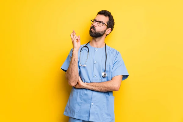 Cirurgião Médico Homem Com Dedos Cruzando Desejando Melhor — Fotografia de Stock