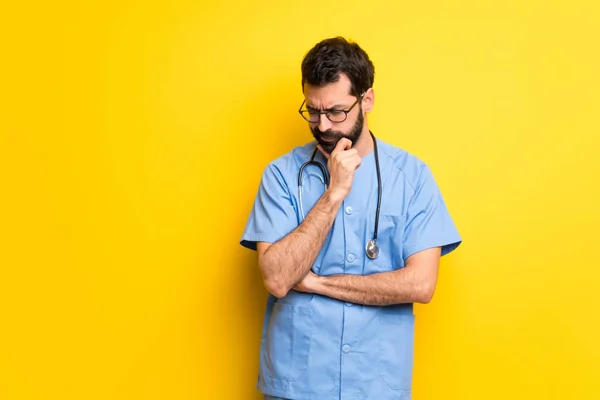 Kirurgen Läkare Man Tittar Ner Med Handen Hakan — Stockfoto