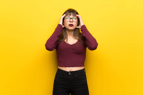 Kvinna Med Glasögon Över Gul Vägg Med Huvudvärk — Stockfoto