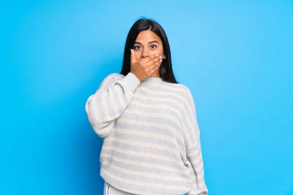 Jonge Colombiaanse Meisje Met Trui Bedekking Mond Met Handen Zeggen — Stockfoto