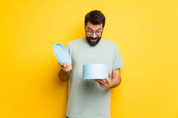 Homme Avec Barbe Chemise Verte Tenant Cadeau Dans Les Mains — Photo