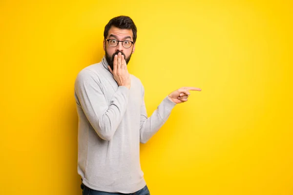 Man Beard Turtleneck Pointing Finger Side Surprised Face — Stock Photo, Image